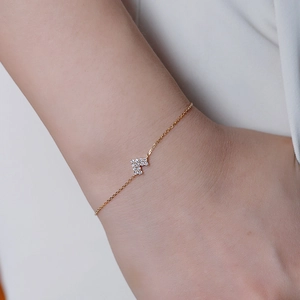 Exquisite 18K gold S925 silver bracelet with sparkling pavé heart-shaped diamond pendant