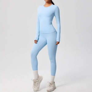 Dettaglio del set yoga azzurro ad asciugatura rapida con maglia a maniche lunghe e leggings