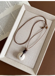 Détail du collier pendentif Bodhi avec cordon réglable et design ethnique rétro