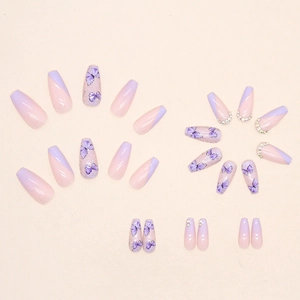 Faux ongles papillon violets avec french manucure pailletée et strass brillants