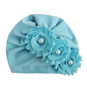 Hellblaue Baby-Turban-Mütze aus Baumwollstrick mit 3D-Blumen und Perlenverzierung
