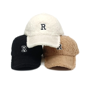 Trois casquettes en laine d'agneau avec broderie lettre R en blanc, noir et kaki