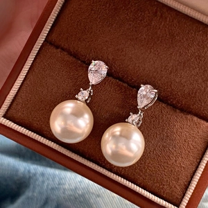Boucles d'oreilles pendantes élégantes avec zircon poire et perles dans un écrin de luxe