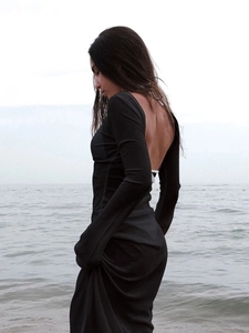 Elegante abito lungo nero a maniche lunghe con schiena scoperta in maglia a coste slim