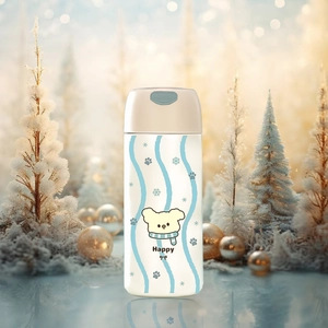 Gros plan d'une mini bouteille isotherme en acier 316 avec ours et décor de neige