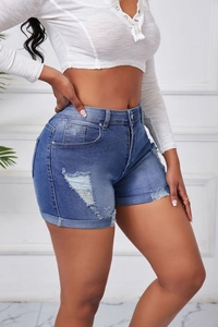 Detailansicht von High-Waist-Jeans-Shorts mit Destroyed-Effekten und Fransen am Saum