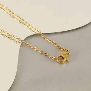 Elegante goldene Halskette mit geprägtem Buchstaben und Karabinerverschluss