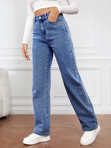 Détail d'un jean en denim à taille haute et jambe large en bleu moyen avec coupe droite