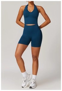 Détail du short de fitness sans couture taille haute et haut licou en bleu foncé