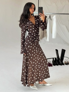 Robe longue marron à pois avec col en V, manches évasées et fronces à la taille