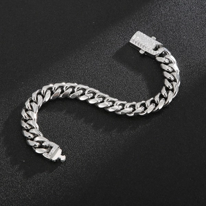 Gros plan du bracelet cubain argenté avec diamants CNC scintillants sur le fermoir