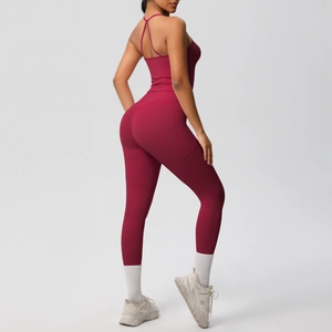Détail d'ensemble yoga bordeaux avec bretelles croisées et legging taille haute à poches