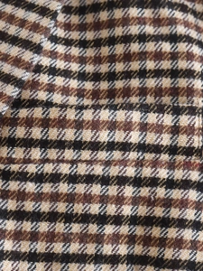 Makroaufnahme von warmem Hahnentritt-Wollstoff in Braun, Beige und Schwarz