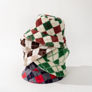 Chapeau bob en peluche à carreaux pour hiver disponible en quatre variantes de couleurs