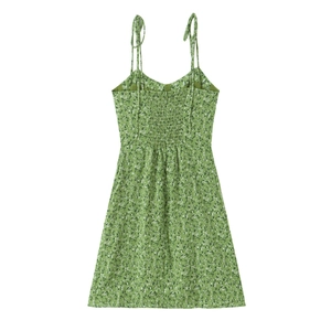 Robe caraco à imprimé fleuri avec lien à la taille et motif floral vert sur fond blanc