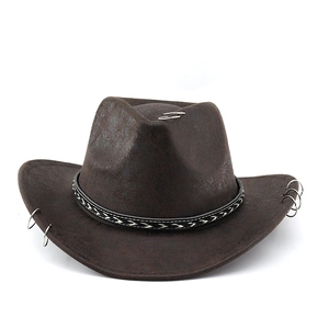 Détail d'un chapeau de cowboy marron foncé avec anneaux argentés et ruban tressé