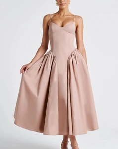 Détail de la robe rose nude avec bustier plissé et jupe longue élégante à volants