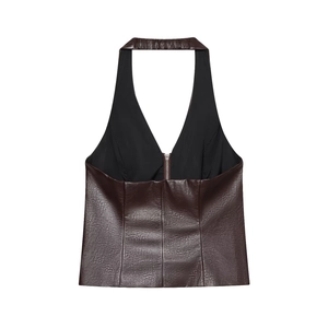 Detalle del top halter de cuero sintético marrón oscuro con cremallera frontal