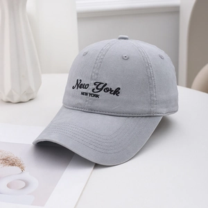 Détail de la broderie New York sur une casquette de baseball en coton gris clair