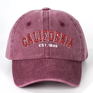 Detaillierte California EST. 1846 Bestickung auf einer gewaschenen weinroten Baseballkappe