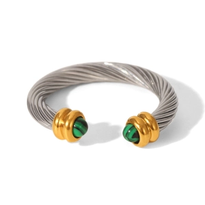 Détail d'un bracelet torsadé en argent avec des perles de malachite verte aux extrémités