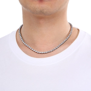 Vue détaillée du collier tennis en acier inoxydable argenté avec zircone cubique sur le cou