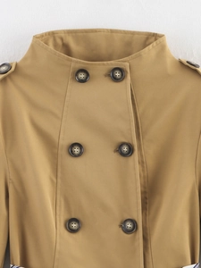 Detailansicht des khakifarbenen Trenchcoat-Kragens mit Schulterklappen und Knöpfen