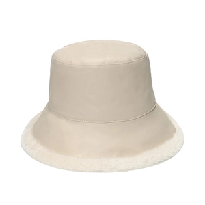Chapeau bob réversible en cuir PU beige avec bordure en peluche pour l'hiver