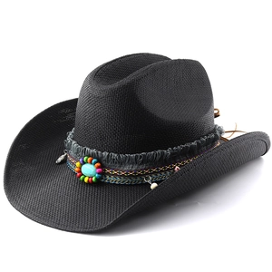 Chapeau de cowboy en paille noire avec bande bohème à franges et turquoise sur fond blanc