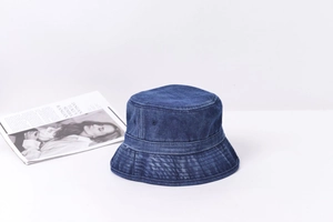 Gros plan détaillé sur le denim délavé et les coutures décoratives d'un chapeau bob vintage