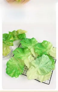 Makro-Detail künstlicher Salatblätter mit realistischer Textur und grünem Farbverlauf