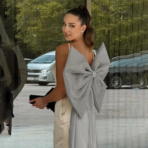 Robe de soirée élégante en satin champagne avec un grand nœud pailleté argenté au dos