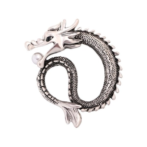 Vue détaillée d'une broche dragon argentée avec perle blanche et écailles sculptées