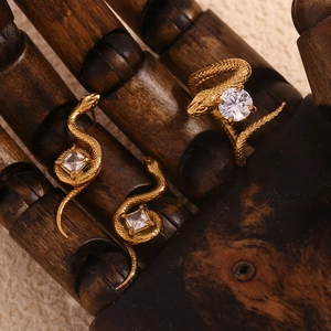 Détail d'une bague serpent en acier inoxydable doré 18 carats avec pierres de zircone