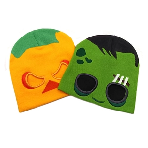 Masques d'Halloween en tricot avec motifs amusants de citrouille et monstre vert