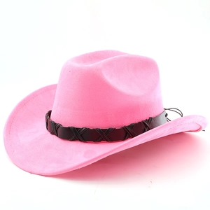 Vue détaillée du chapeau de cowboy en daim rose avec une bande décorative tressée noire