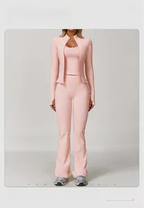 Completo da yoga rosa 3 pezzi con giacca, gilet e pantaloni a zampa su modella
