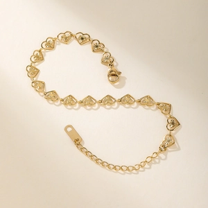 Bracelet à maillons cœur évidé plaqué or 18k avec fermoir mousqueton ajustable