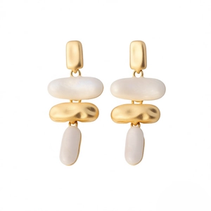Matte goldene und perlweiße geometrische Hängeohrringe mit minimalistischem vierstufigem Design