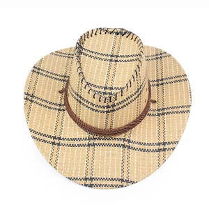 Vista dall'alto di un cappello da cowboy in paglia a scacchi con corda marrone