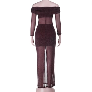 Dettaglio del tessuto scintillante bordeaux scuro e dell'orlo in mesh velato
