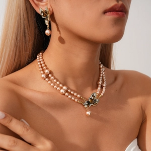Elegante collar de doble capa de perlas champán con colgantes de mariposa de strass