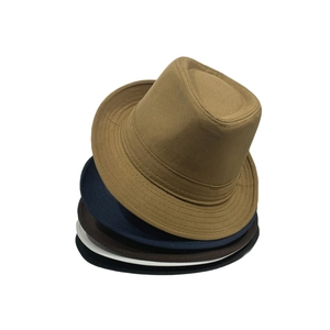 Chapeaux fedora jazz de style britannique classique en cinq couleurs unies sur blanc