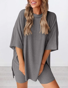 Détail de l'ensemble de détente gris avec t-shirt oversize et short en maille douce