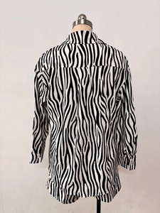 Détail du dos de la chemise à manches longues imprimé zèbre noir et blanc sur un mannequin