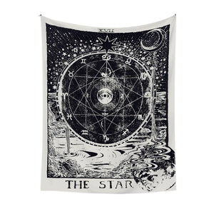 Dettaglio dell'arazzo dei tarocchi La Stella con simboli celesti neri su tessuto bianco