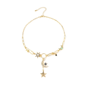 Collier doré avec pendentifs mystiques étoile et lune sertis de diamants sur fond blanc