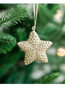 Gros plan d'une étoile de Noël dorée scintillante suspendue à un sapin festif
