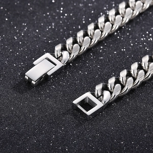 Bracelet gourmette en acier inoxydable argenté avec fermoir bijoux sur fond sombre
