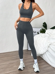 Détail de l'ensemble de sport gris foncé avec legging taille haute et brassière sans couture